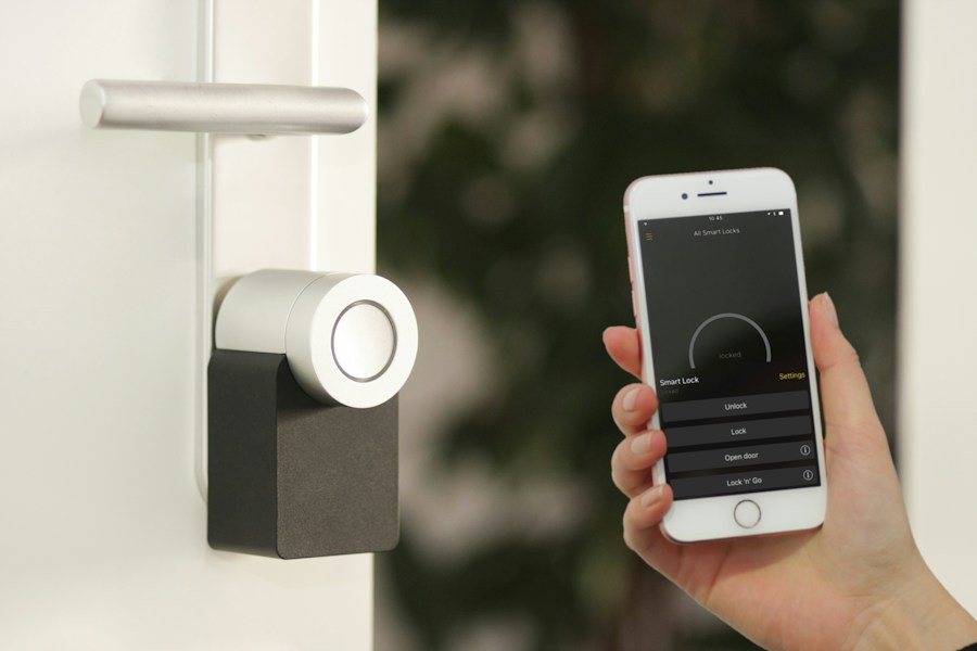 Smartphone controlling a smart door lock